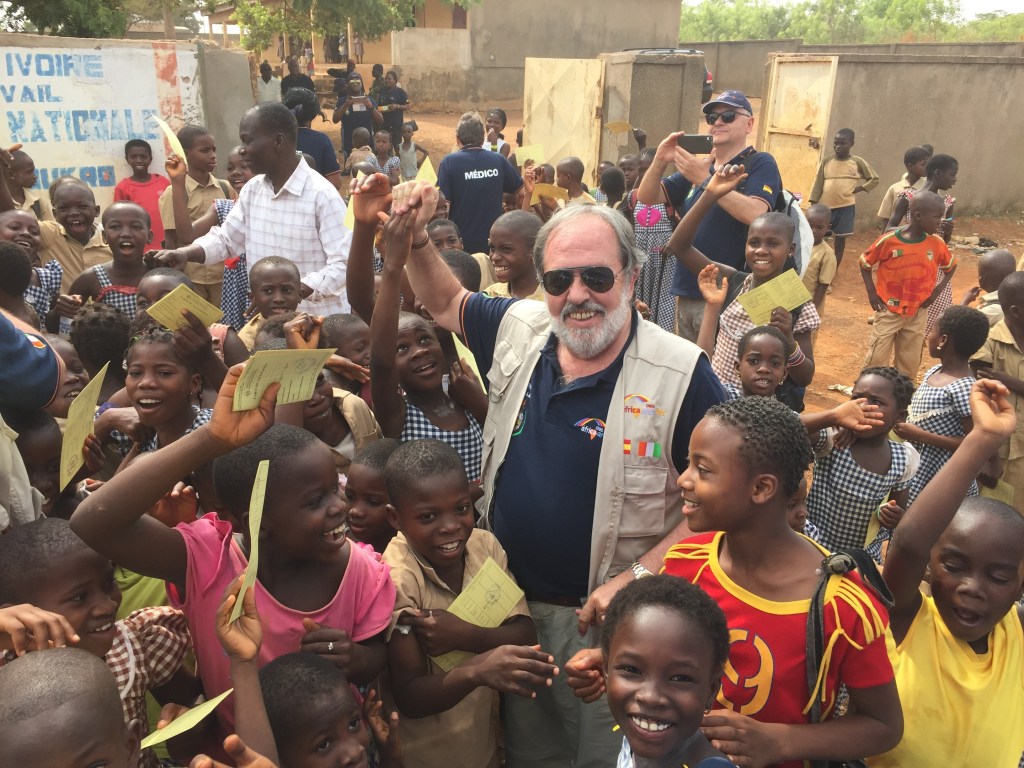 Resultado de imagen para MEDICOS VACUNANDO AFRICA